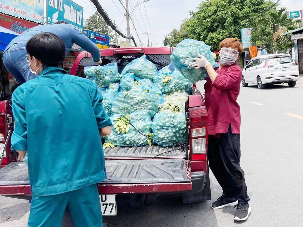 Sao Việt đồng hành cùng "Siêu thị 0 đồng" trao quà đến người nghèo