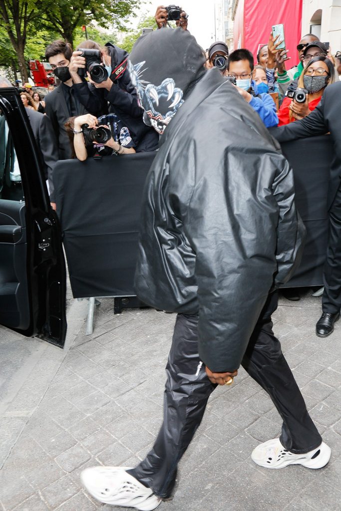 Phong cách thời trang trùm kín mặt trên đường phố của Kanye West
