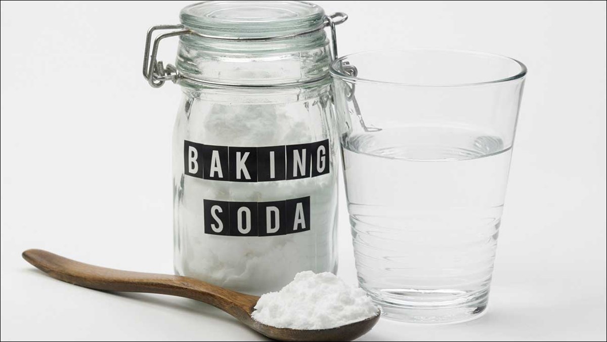 Baking soda có tác dụng hút dầu thừa trên dầu
