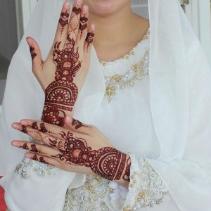 Tìm hiểu nguyên nhân phụ nữ Ấn Độ phải xăm, mặc đồ đỏ trong lễ cưới