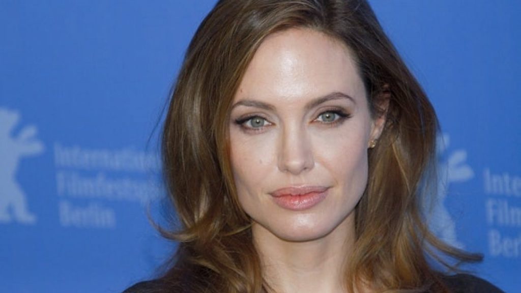 Angelina Jolie phá kỷ lục trên Instagram