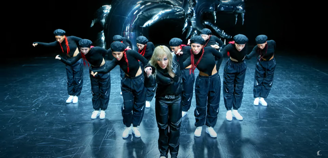 CL khiến người hâm mộ xúc động khi tái hiện hình ảnh 2NE1 trên sân khấu