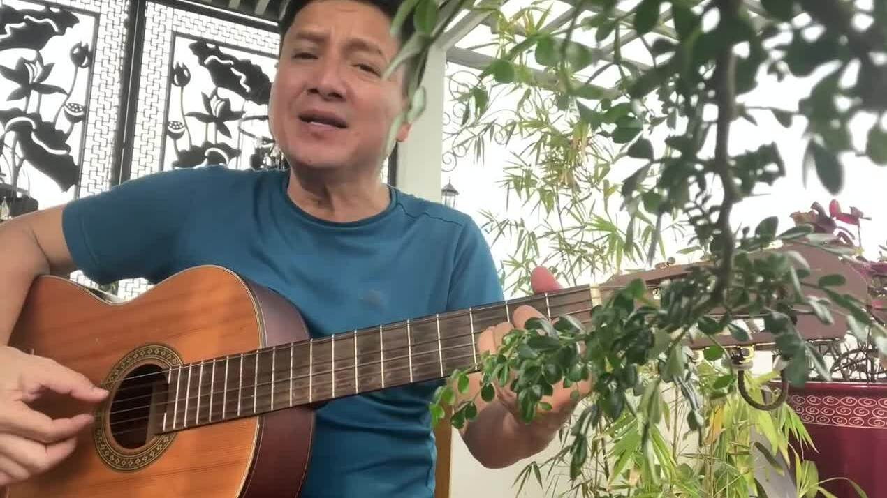 Nghệ sĩ Chí Trung đàn hát cổ động tinh thần chống dịch