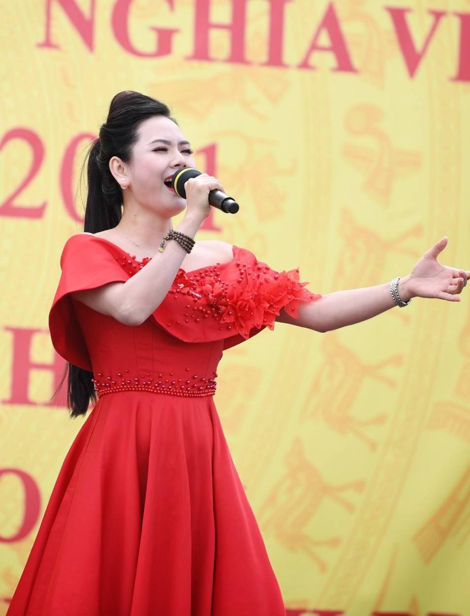Lương Nguyệt Anh hát Quốc ca mừng Quốc Khánh tại Nga