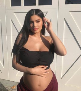 Kylie Jenner mang thai