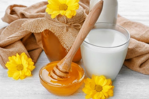 Mật ong và sữa tươi là sự lựa chọn thích hợp cho da mụn 